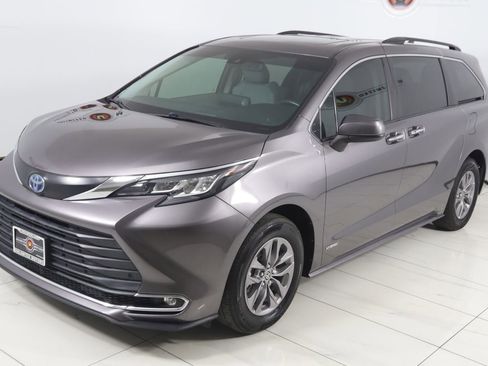 Used 2021 Toyota Sienna XLE FWD image 22