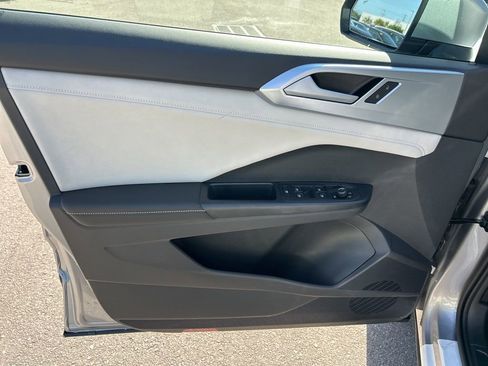 New 2026 Volkswagen Taos SE image 17