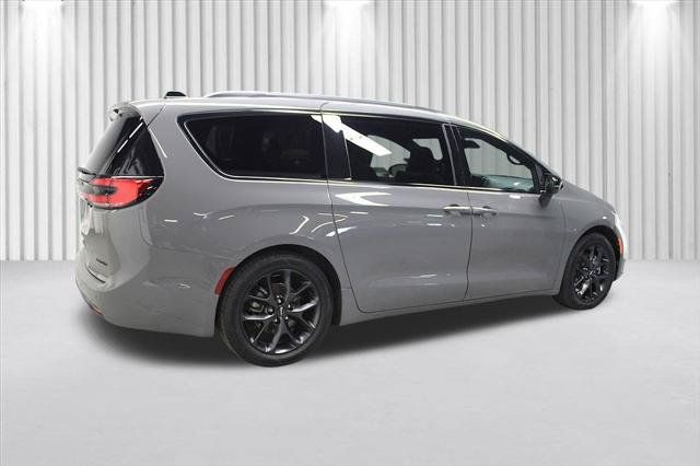 Certified 2025 Chrysler Pacifica Limited FWD image 3