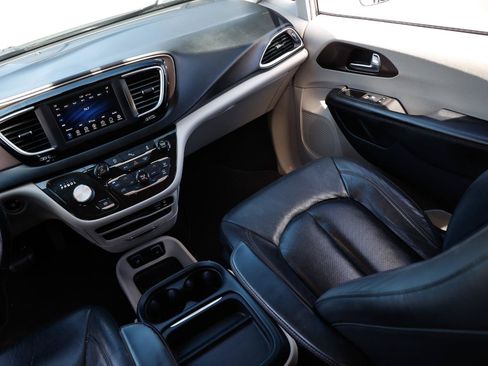 Used 2019 Chrysler Pacifica Touring-L FWD image 21