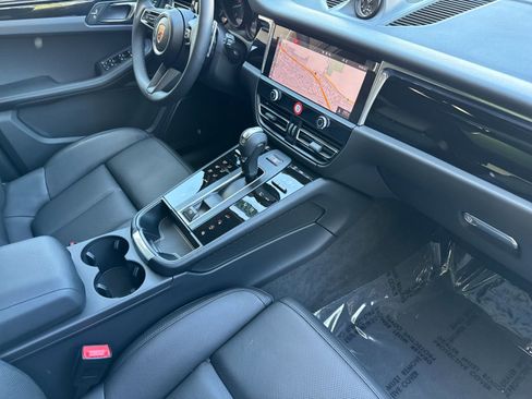 Certified 2026 Porsche Macan AWD/4WD image 18