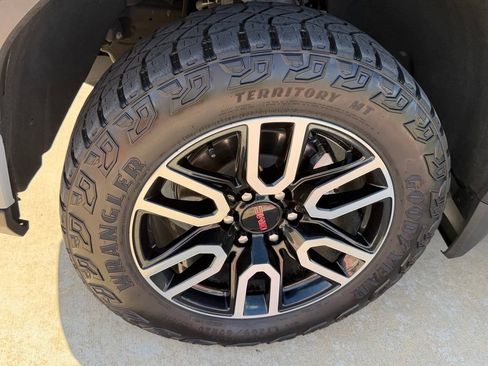 Used 2024 GMC Sierra 1500 AT4 w/ Technology Package AWD/4WD image 13