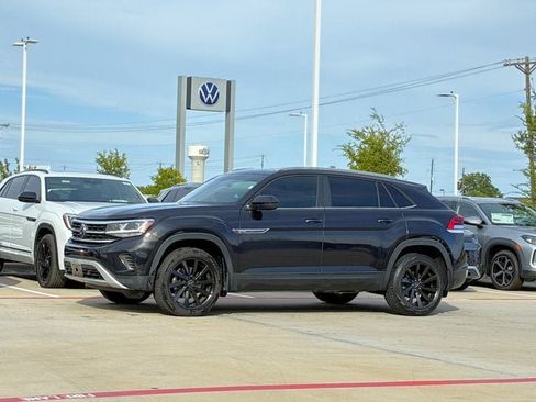 Used 2020 Volkswagen Atlas Cross Sport SE w/ Panoramic Sunroof Package FWD image 2