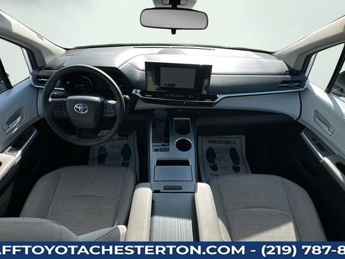 Used 2025 Toyota Sienna LE FWD image 14