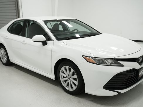 Used 2019 Toyota Camry LE image 3