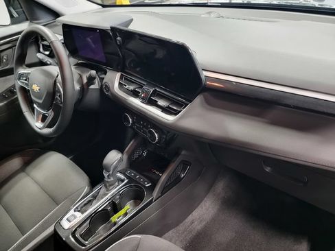 Certified 2025 Chevrolet TrailBlazer LT w/ Convenience Package FWD image 17