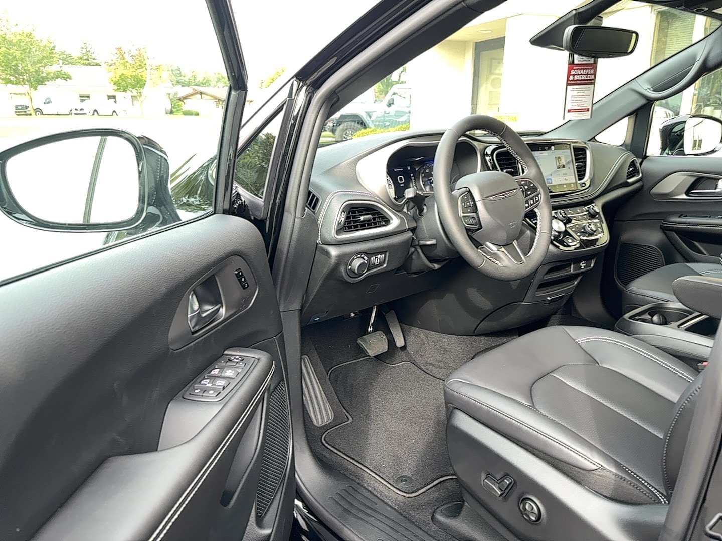New 2027 Chrysler Pacifica Select AWD/4WD image 19