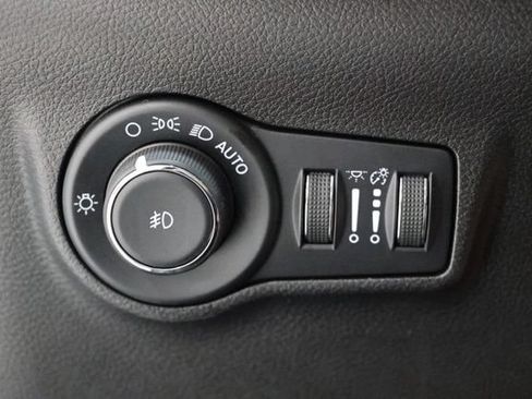 Used 2025 Jeep Compass Latitude w/ Sun & Sound Group AWD/4WD image 19