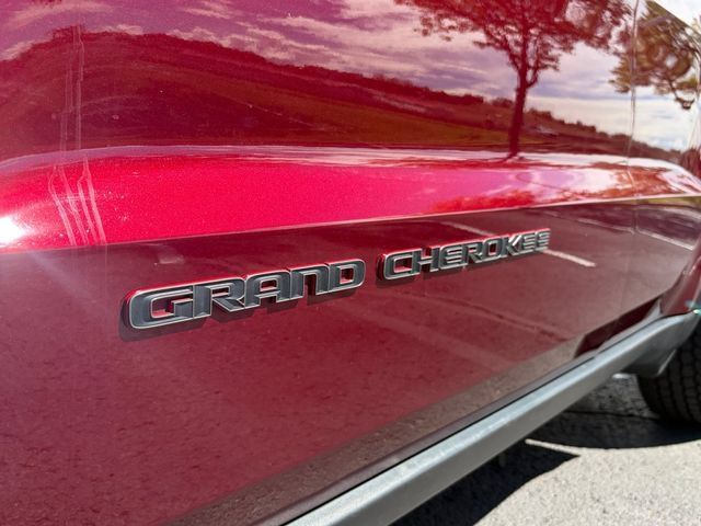Used 2017 Jeep Grand Cherokee Trailhawk AWD/4WD image 24