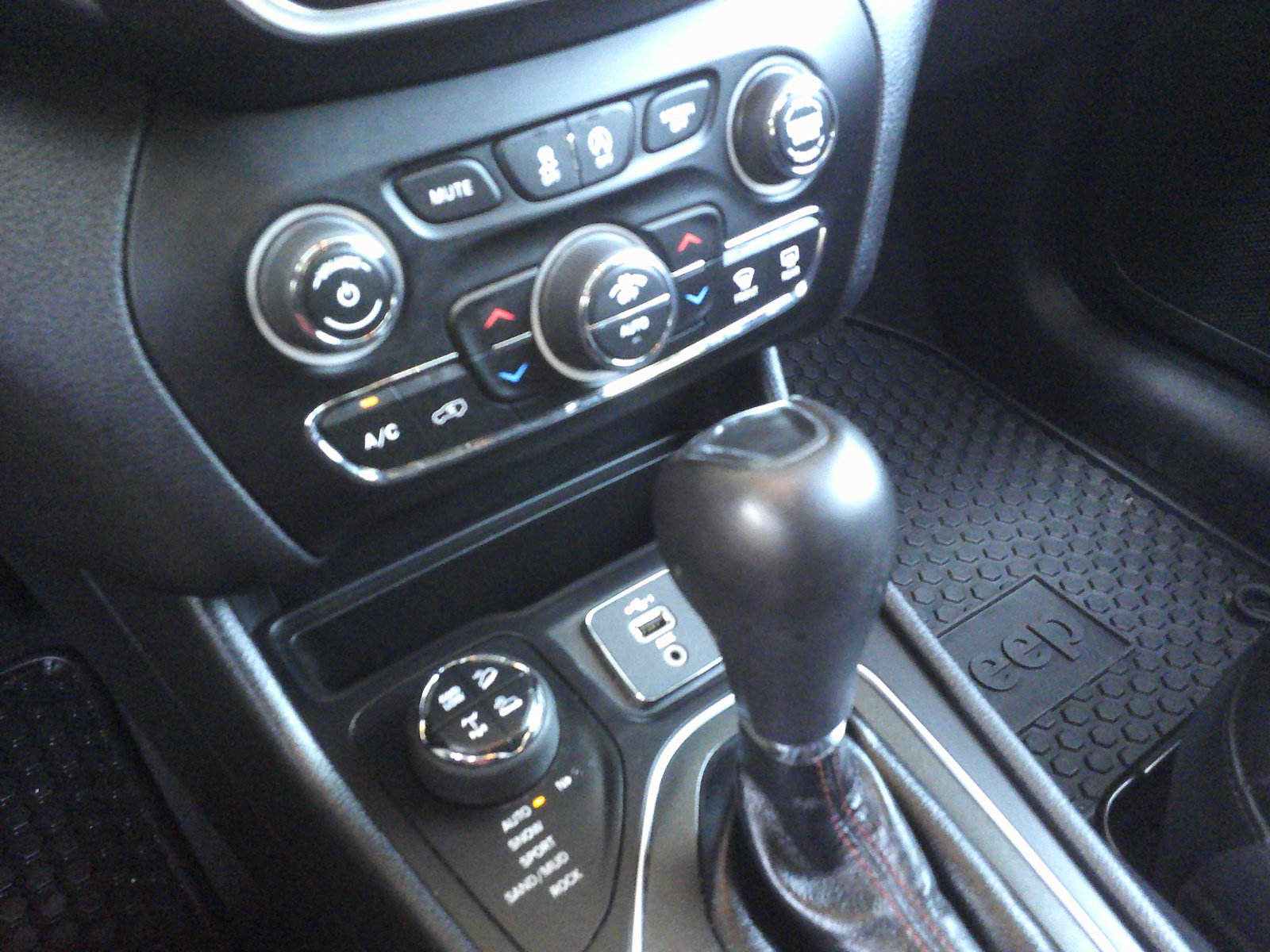 Used 2020 Jeep Cherokee Trailhawk AWD/4WD image 21