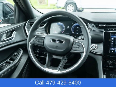Used 2025 Jeep Grand Cherokee Altitude AWD/4WD image 32