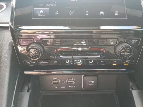 Used 2025 Jeep Grand Cherokee Altitude AWD/4WD image 21