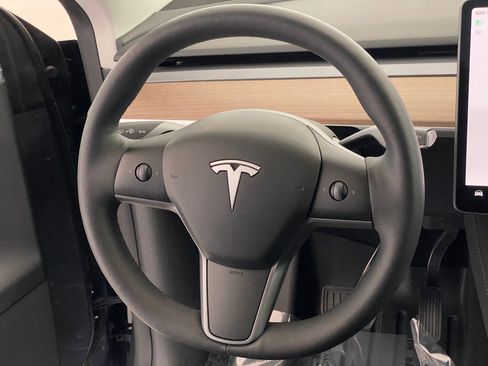 Used 2023 Tesla Model Y Long Range image 17