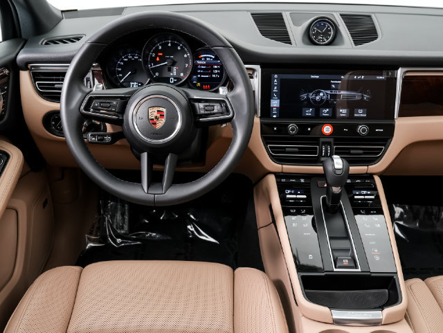 Certified 2026 Porsche Macan AWD/4WD image 17