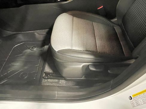Used 2025 Chevrolet Trax LT FWD image 21