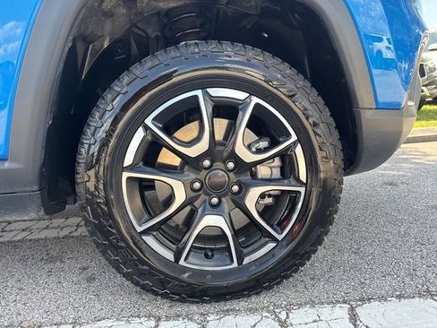 Used 2025 Jeep Compass Trailhawk AWD/4WD image 9