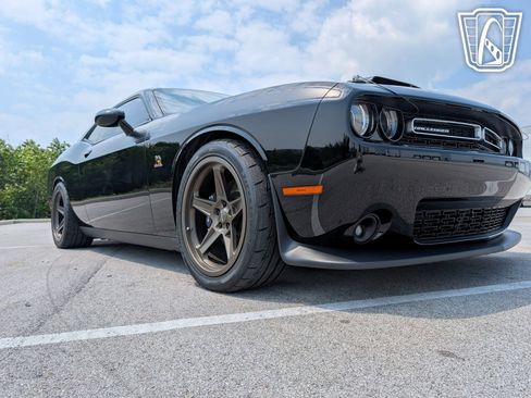 Used 2016 Dodge Challenger R/T Scat Pack w/ Leather Interior Group image 22