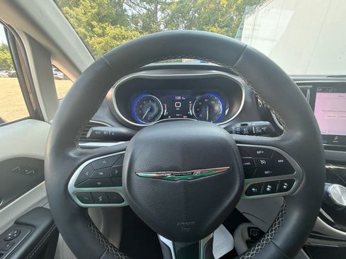 Used 2024 Chrysler Pacifica Touring-L FWD image 20
