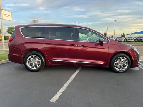 Used 2018 Chrysler Pacifica Limited image 12