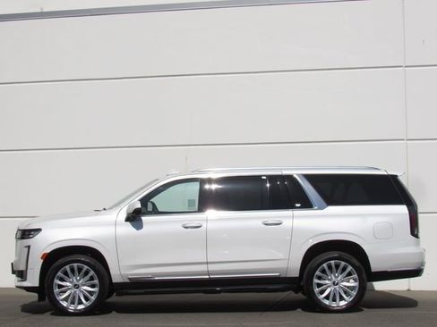 Used 2024 Cadillac Escalade ESV Luxury AWD/4WD image 4