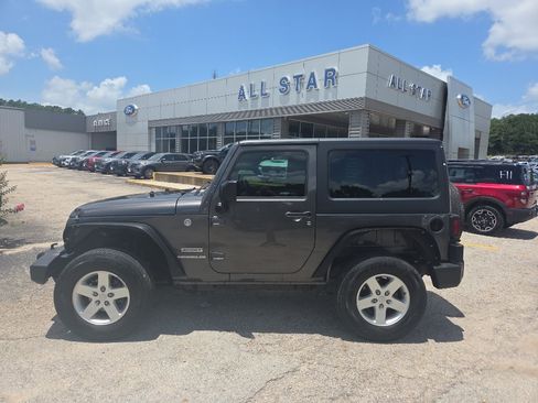 Used 2017 Jeep Wrangler Sport w/ Quick Order Package 24S AWD/4WD image 8