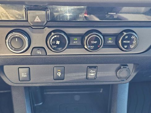 Used 2016 Toyota Tacoma TRD Sport w/ Towing Package AWD/4WD image 31