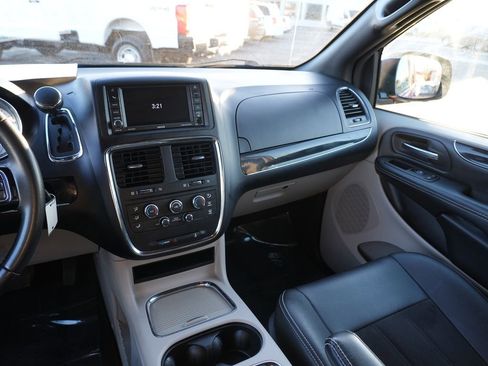 Used 2020 Dodge Grand Caravan SXT w/ Rear Park Assist Package image 21