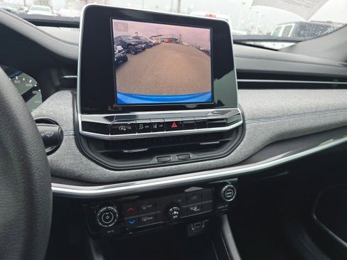 Used 2025 Jeep Compass Sport image 40