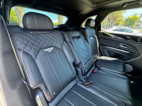 Used 2022 Bentley Bentayga AWD/4WD image 22