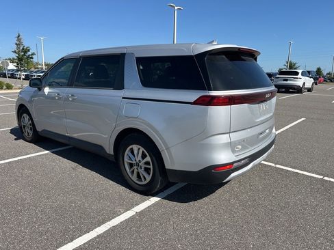 Used 2023 Kia Carnival LX FWD image 9