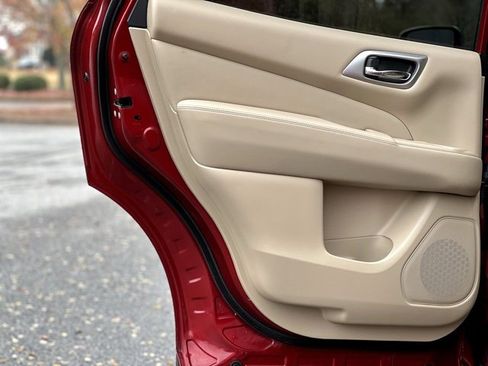 Used 2018 Nissan Pathfinder SL image 16