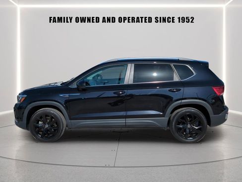 Used 2023 Volkswagen Taos SE w/ Panoramic Sunroof Package FWD image 3