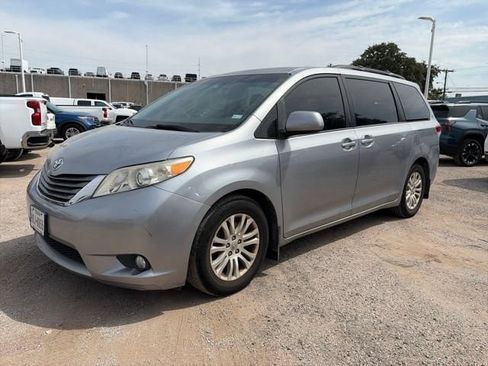 Used 2013 Toyota Sienna XLE FWD image 2