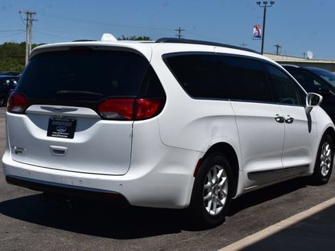 Used 2020 Chrysler Pacifica Touring-L FWD image 11