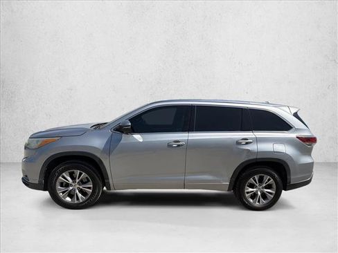 Used 2015 Toyota Highlander XLE FWD image 2