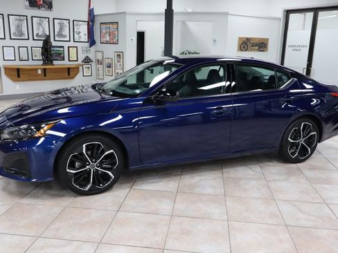 Used 2024 Nissan Altima 2.5 SR FWD image 2