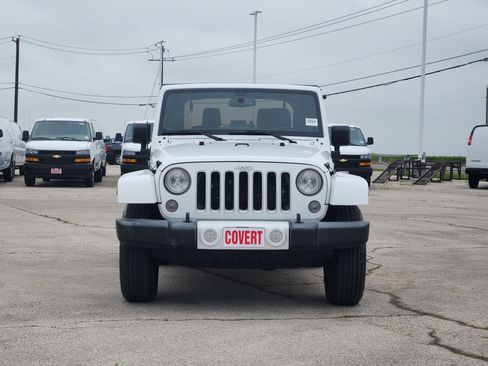 Used 2016 Jeep Wrangler Sahara w/ Connectivity Group AWD/4WD image 2