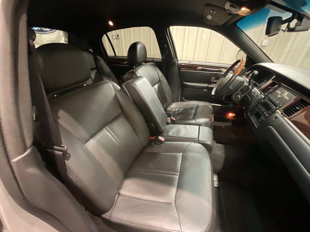 Used 2008 Lincoln Town Car Signature Limited RWD image 14