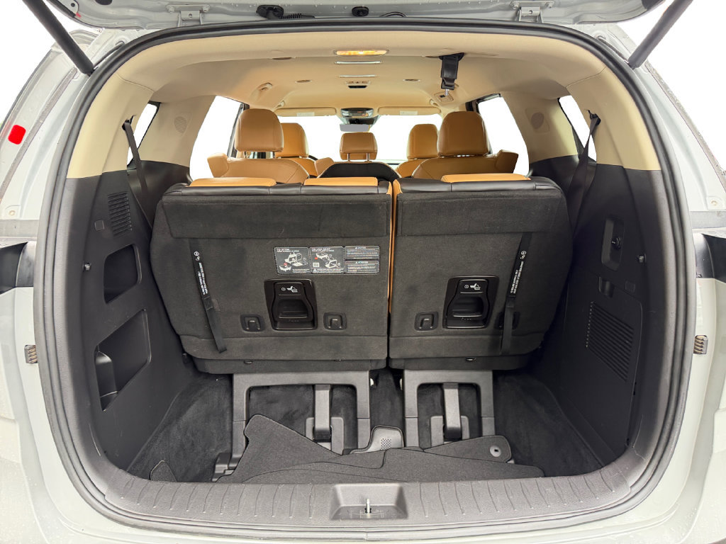 Used 2024 Kia Carnival EX FWD image 11