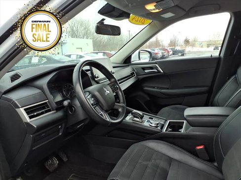 Used 2024 Mitsubishi Outlander SE image 11