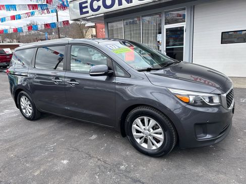 Used 2017 Kia Sedona LX w/ LX Essentials Premium Package image 1