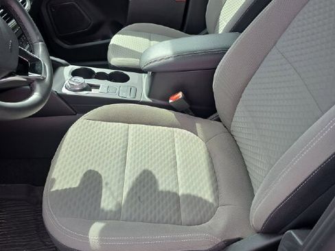 Used 2022 Ford Escape SE w/ SE Sport Appearance Package image 5