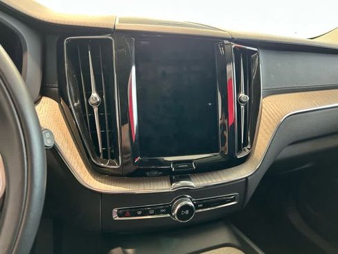 Used 2022 Volvo XC60 B6 Inscription image 11