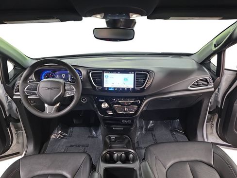 Used 2025 Chrysler Pacifica Select FWD image 9