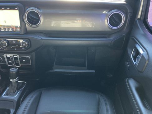 Used 2018 Jeep Wrangler Unlimited Sahara image 17