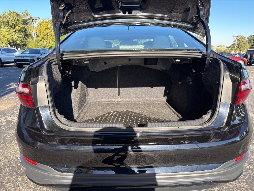 Used 2025 Volkswagen Jetta SE w/ Sunroof Package FWD image 27