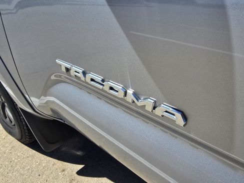 Used 2020 Toyota Tacoma SR5 AWD/4WD image 11