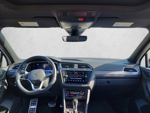 Used 2023 Volkswagen Tiguan SE R-Line image 17