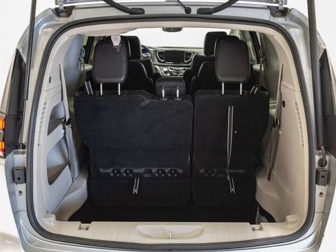 Used 2024 Chrysler Pacifica Touring-L FWD image 34