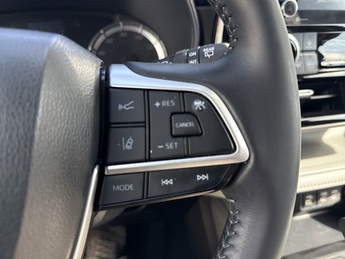 Used 2022 Toyota Highlander LE AWD/4WD image 24